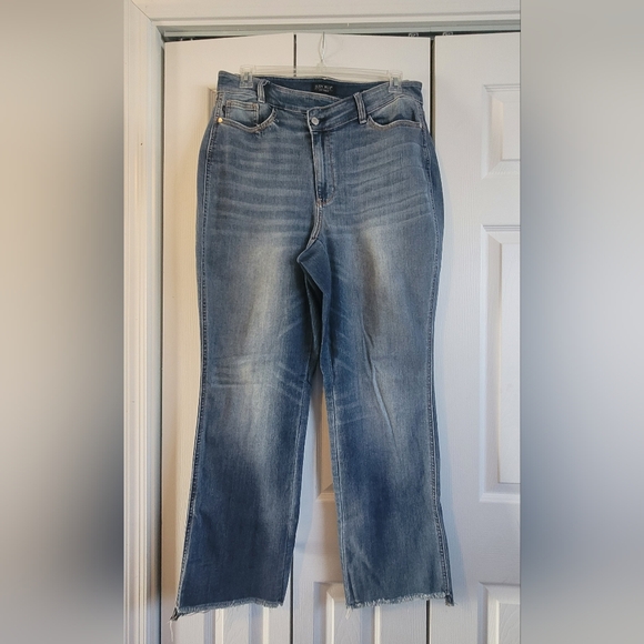 LIKE NEW medium blue dad jeans feature a high-rise cross-over waistband - Picture 1 of 8